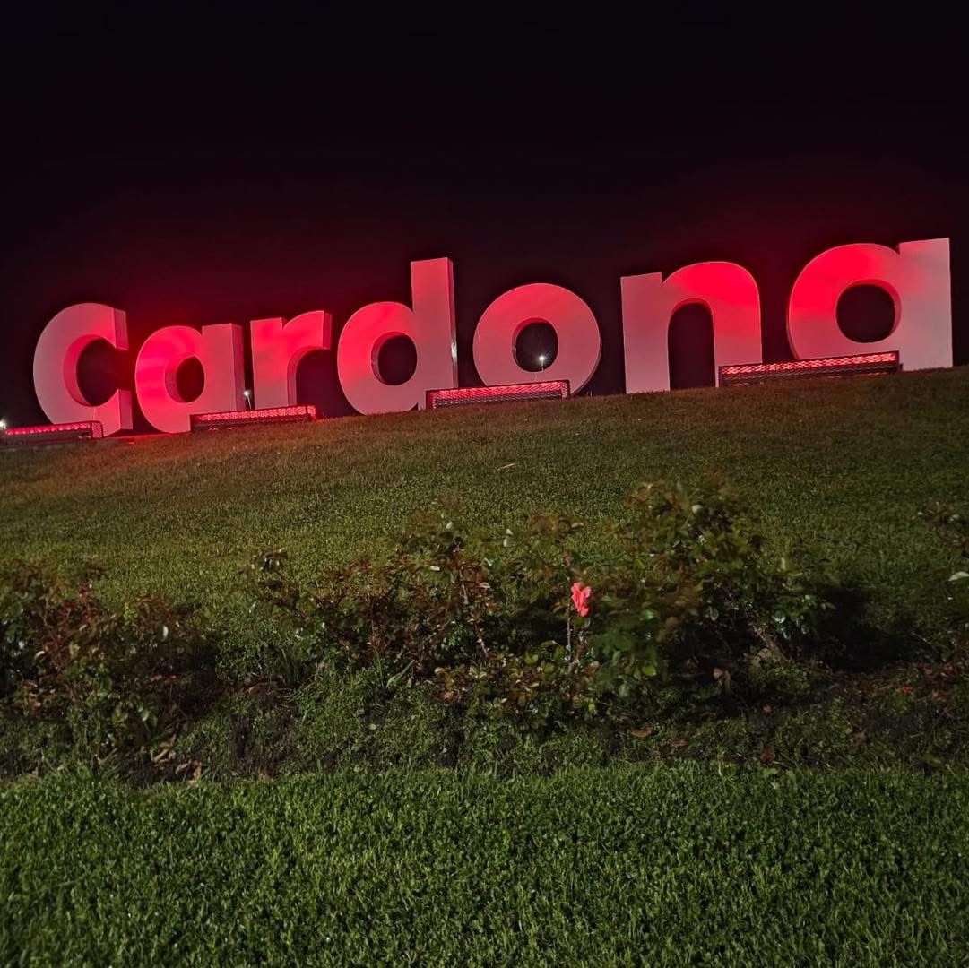Cardona se ilumina de rojo